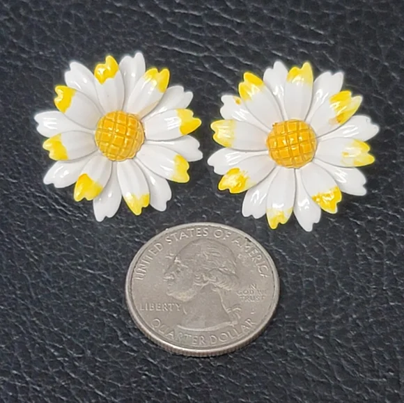 Vintage Yellow & White Daisy Enamel Metal Earrings, Clip On - Estate - Picture 3 of 5